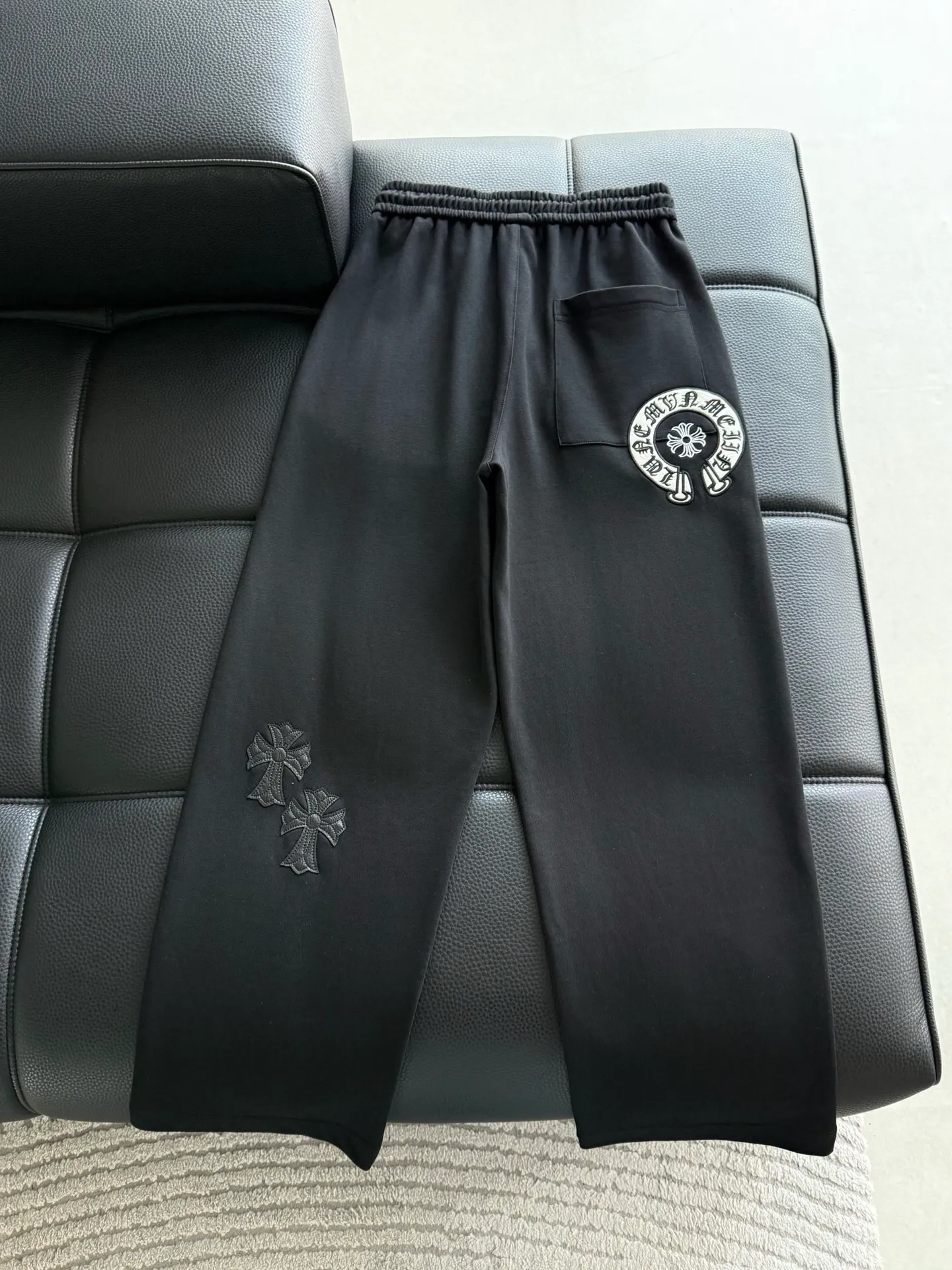 P486 ChromeHearts ChromeHearts terry trousers, pursuit of quality and absolute guarantee of quality! The texture is clearly visible, the texture is soft, delicate and smooth, and the customized three-dimensional embroidery and leather craftsmanship are full of drape! The workmanship is fine and the shoulder lines are smooth. All imported chain machines are used to make the shoulder rolling strips. It has a certain thickness and is not made of cheap material but has a shiny feel that is comfortable and not tight on the upper body. It is the most avant-garde street item that can be easily matched by both men and women!  Color: black white Size: m-3xl Style number: 3750